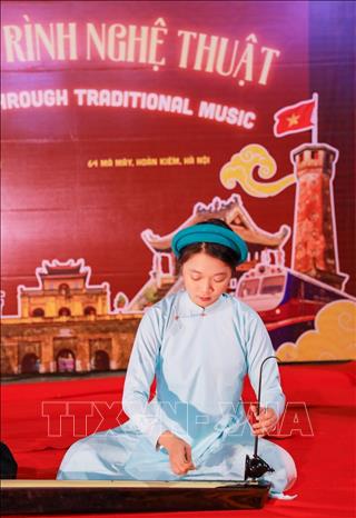 Tiết mục nghệ thuật truyền thống biểu diễn tại không gian phố cổ. Ảnh: Khánh Hoà - TTXVN