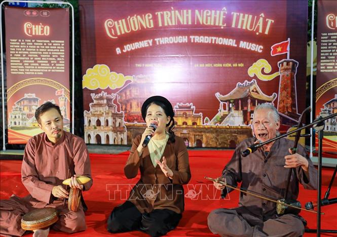 Tiết mục nghệ thuật truyền thống biểu diễn tại không gian phố cổ. Ảnh: Khánh Hoà - TTXVN