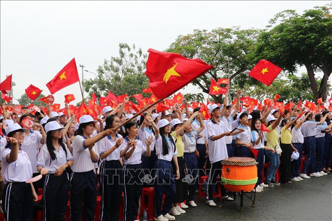 Học sinh tỉnh Đồng Tháp cổ vũ cho Nhựt Lam tại công viên Lạc Hồng, Phường Mỹ Tho, Tỉnh Đồng Tháp. Ảnh: Đức Tâm – TTXVN