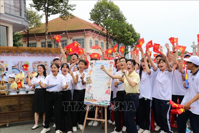 Học sinh tỉnh Đồng Tháp cổ vũ cho Nhựt Lam tại công viên Lạc Hồng, Phường Mỹ Tho, Tỉnh Đồng Tháp. Ảnh: Đức Tâm – TTXVN