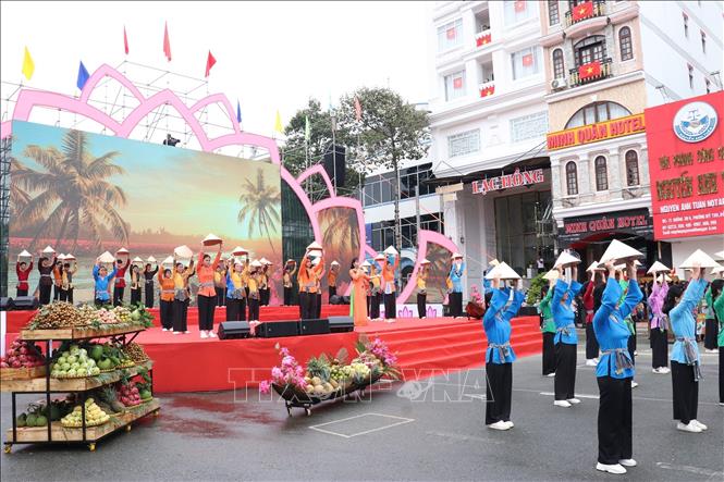 Những bài hát, điệu nhảy mang đậm nét Nam bộ được gửi đến Nhựt Lam để khích lệ tinh thần. Ảnh: Đức Tâm - TTXVN