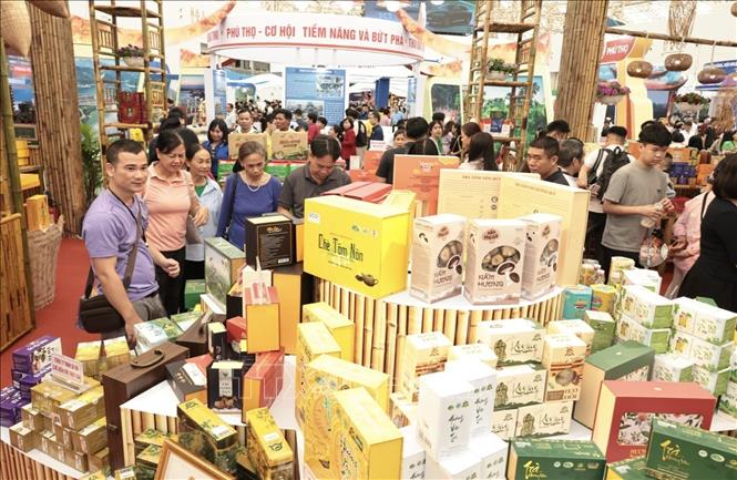 Khách tham quan, mua sắm tại hội chợ. Ảnh: Trần Việt - TTXVN