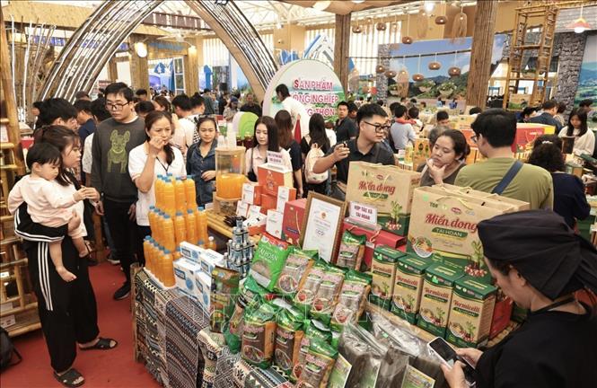 Khách tham quan, mua sắm tại hội chợ. Ảnh: Trần Việt - TTXVN