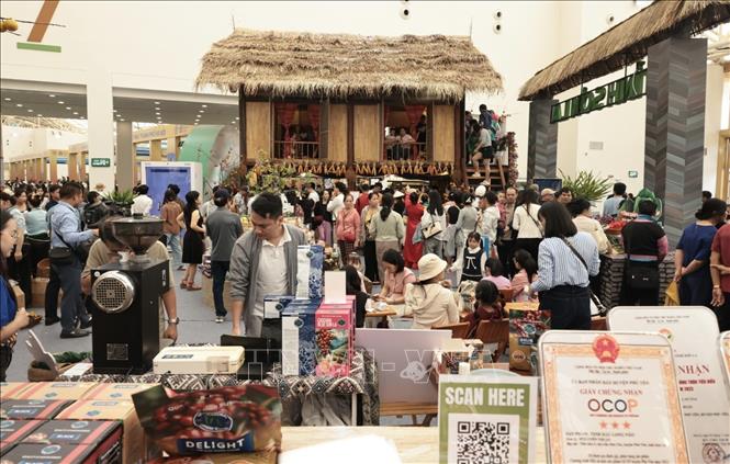 Khách tham quan, mua sắm tại hội chợ. Ảnh: Trần Việt - TTXVN