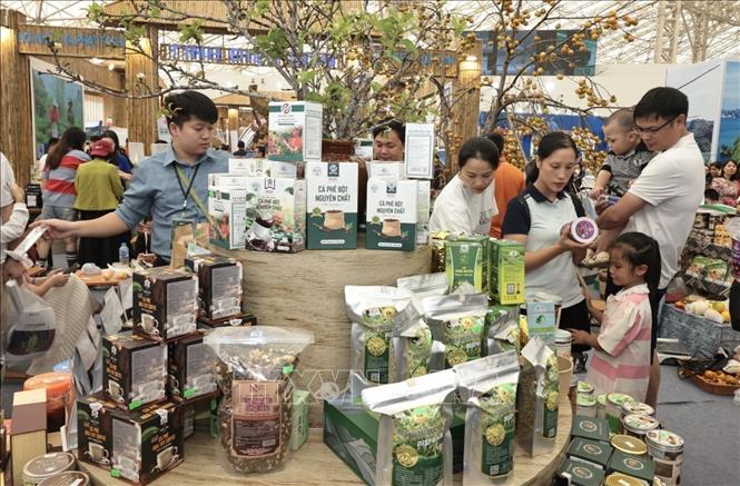 Khách tham quan, mua sắm tại hội chợ. Ảnh: Trần Việt - TTXVN