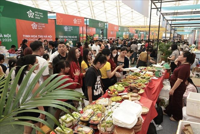 Khách tham quan, mua sắm tại hội chợ. Ảnh: Trần Việt - TTXVN