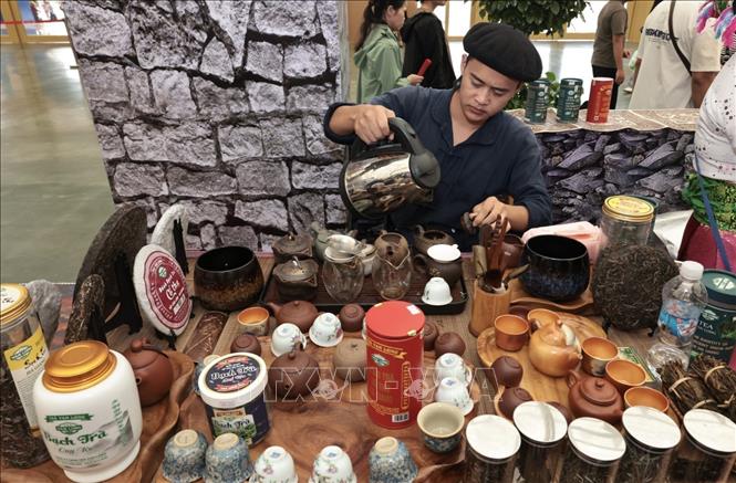 Pha chè mời khách đến từ gian hàng tỉnh Lào Cai. Ảnh: Trần Việt - TTXVN