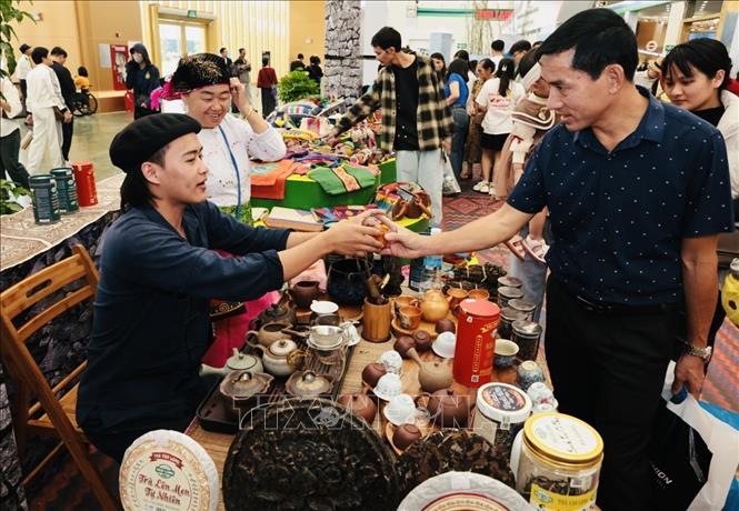 Pha chè mời khách đến từ gian hàng tỉnh Lào Cai. Ảnh: Trần Việt - TTXVN