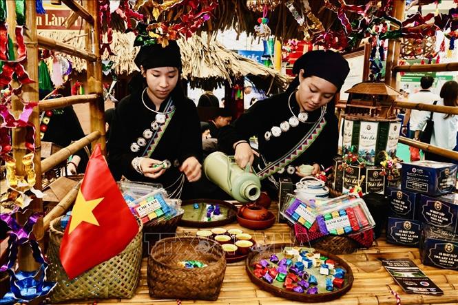 Pha chè mời khách của gian hàng đến từ tỉnh Lào Cai. Ảnh: Trần Việt - TTXVN