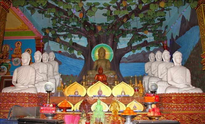 Không gian trang nghiêm bên trong ngôi sala. Ảnh: Nguyễn Hằng - TTXVN