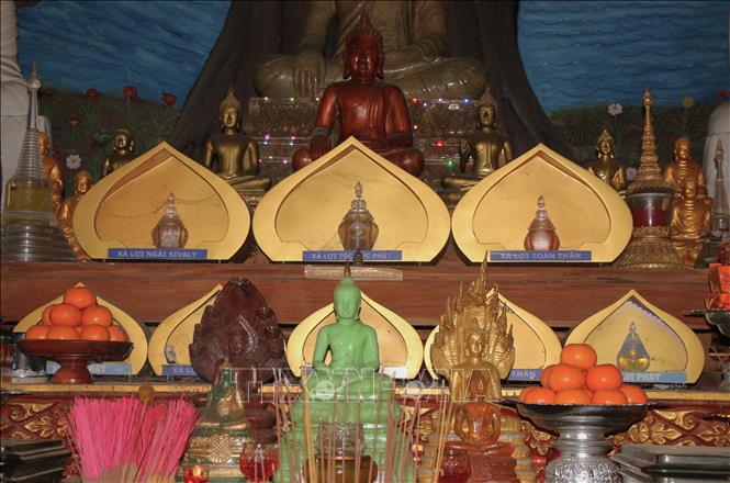 Không gian trang nghiêm bên trong ngôi sala. Ảnh: Nguyễn Hằng - TTXVN