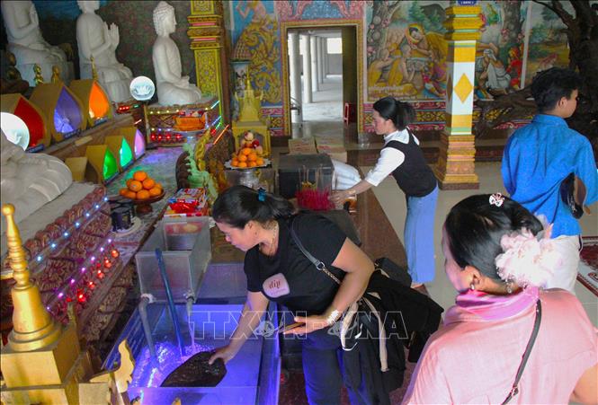  Bên trong ngôi sala còn có nơi trưng bày viên đá nổi, thu hút du khách. Ảnh: Nguyễn Hằng - TTXVN