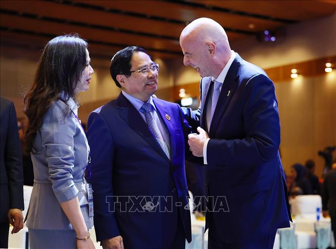 Thủ tướng Phạm Minh Chính và Chủ tịch Liên đoàn Bóng đá thế giới (FIFA) Gianni Infantino. Ảnh: Dương Giang-TTXVN