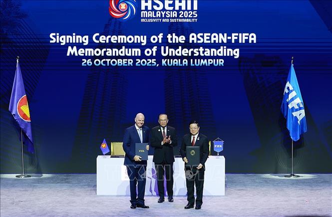 Chủ tịch Liên đoàn Bóng đá thế giới (FIFA) Gianni Infantino và Tổng Thư ký ASEAN Kao Kim Hourn ký biên bản ghi nhớ giữa ASEAN – Liên đoàn Bóng đá Quốc tế (FIFA). Ảnh: Dương Giang-TTXVN