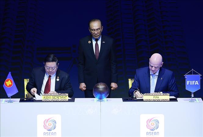 Chủ tịch Liên đoàn Bóng đá thế giới (FIFA) Gianni Infantino và Tổng Thư ký ASEAN Kao Kim Hourn ký biên bản ghi nhớ giữa ASEAN – Liên đoàn Bóng đá Quốc tế (FIFA). Ảnh: Dương Giang-TTXVN