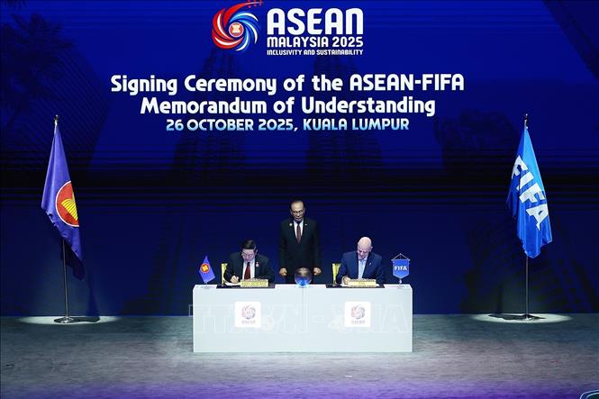 Chủ tịch Liên đoàn Bóng đá thế giới (FIFA) Gianni Infantino và Tổng Thư ký ASEAN Kao Kim Hourn ký biên bản ghi nhớ giữa ASEAN – Liên đoàn Bóng đá Quốc tế (FIFA). Ảnh: Dương Giang-TTXVN