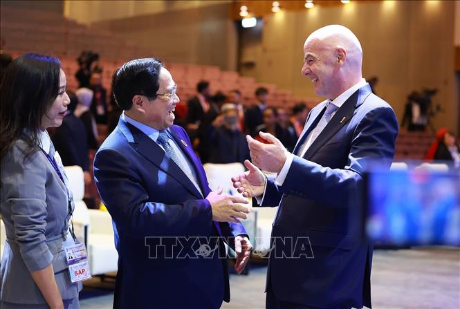 Thủ tướng Phạm Minh Chính và Chủ tịch Liên đoàn Bóng đá thế giới (FIFA) Gianni Infantino. Ảnh: Dương Giang-TTXVN