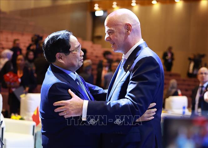 Thủ tướng Phạm Minh Chính và Chủ tịch Liên đoàn Bóng đá thế giới (FIFA) Gianni Infantino. Ảnh: Dương Giang-TTXVN