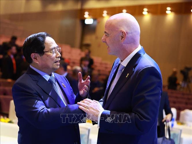 Thủ tướng Phạm Minh Chính và Chủ tịch Liên đoàn Bóng đá thế giới (FIFA) Gianni Infantino. Ảnh: Dương Giang-TTXVN