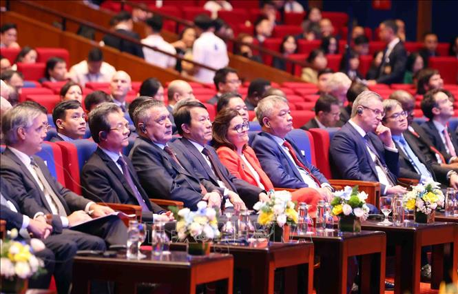 Bộ trưởng Bộ Công an Lương Tam Quang và các đại biểu tham dự Phiên bế mạc Lễ mở ký Công ước của Liên hợp quốc về chống tội phạm mạng (Công ước Hà Nội). Ảnh: Phạm Kiên - TTXVN