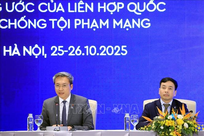 Thiếu tướng Nguyễn Quốc Toản (bên trái), Chánh Văn phòng Bộ Công an trả lời các câu hỏi của phóng viên. Ảnh: Tuấn Anh - TTXVN