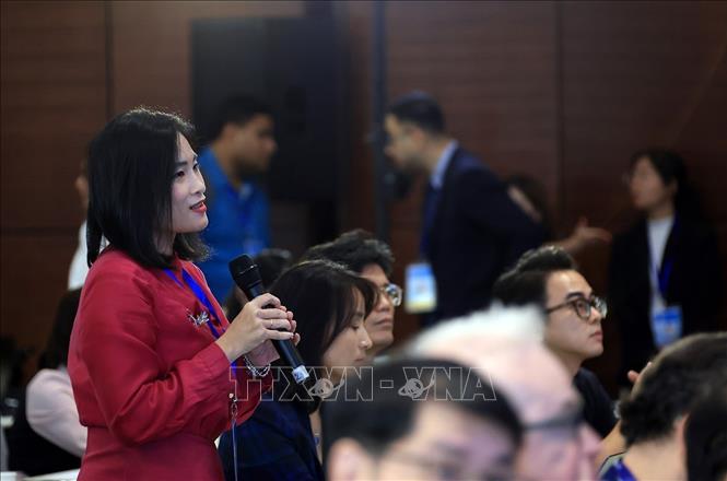Đại diện Đài Tiếng nói Việt Nam (VOV) đặt câu hỏi tại cuộc họp báo. Ảnh: Tuấn Anh - TTXVN