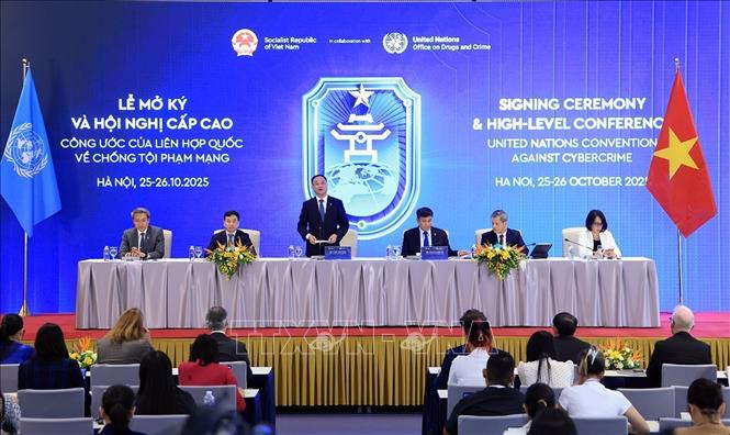 Quang cảnh buổi họp báo quốc tế thông báo kết quả Lễ mở ký Công ước Hà Nội. Ảnh: Tuấn Anh - TTXVN