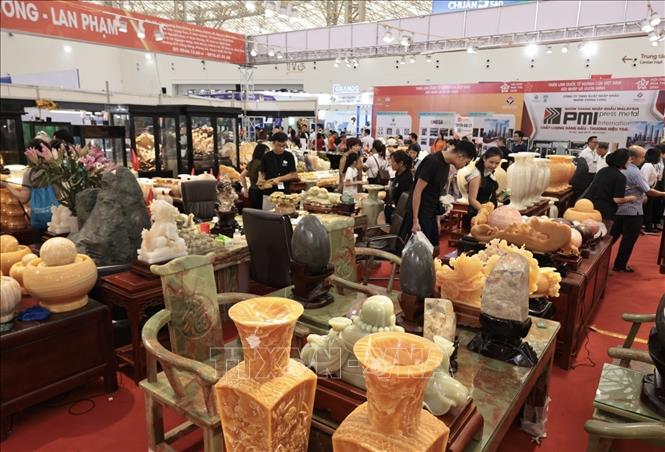 Đa dạng sản phẩm từ đá quý. Ảnh: Trần Việt - TTXVN