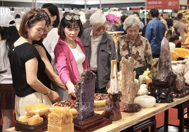 Đa dạng sản phẩm từ đá quý. Ảnh: Trần Việt - TTXVN