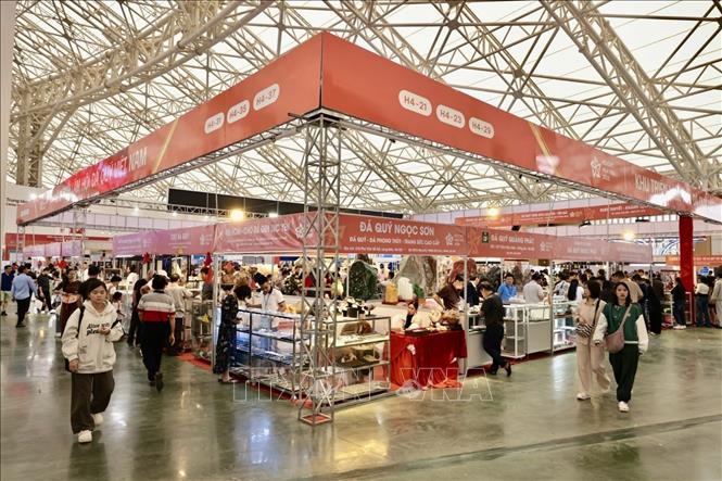 Khu trưng bày, giới thiệu các sản phẩm đá quý tại hội chợ. Ảnh: Trần Việt - TTXVN