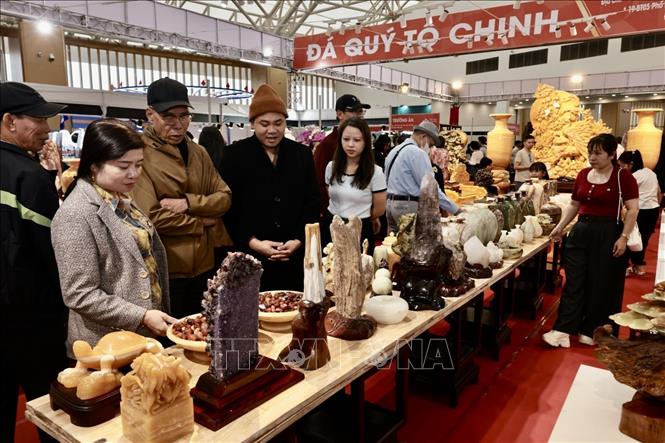 Nhiều du khách tham quan gian trưng bày sản phẩm đá quý tại hội chợ. Ảnh: Trần Việt - TTXVN