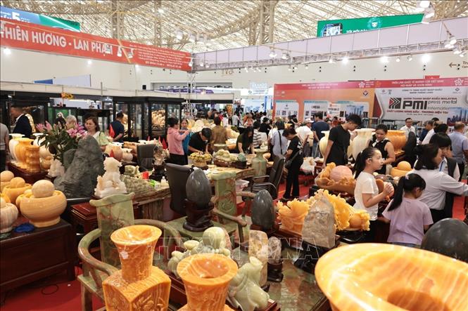 Du khách tham quan gian trưng bày sản phẩm đá quý tại hội chợ. Ảnh: Trần Việt - TTXVN