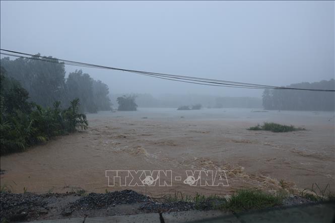 Mưa lớn kéo dài nhiều ngày khiến nước sông suối lên cao. Ảnh: Anh Dũng – TTXVN