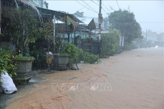 Nước tràn vào nhà dân tại xã Hiệp Đức, thành phố Đà Nẵng. Anh Dũng – TTXVN
