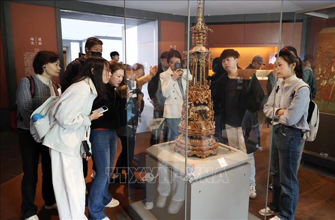 Giới trẻ Trung Quốc tìm hiểu về lịch sử tại bảo tàng. Ảnh: Công Tuyên - PV TTXVN tại Trung Quốc