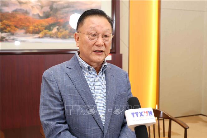 Giáo sư Lục Kiến Tùng, Đại học Phục Đán (Trung Quốc), trả lời phỏng vấn phóng viên TTXVN tại Trung Quốc. Ảnh: Công Tuyên - PV TTXVN tại Trung Quốc