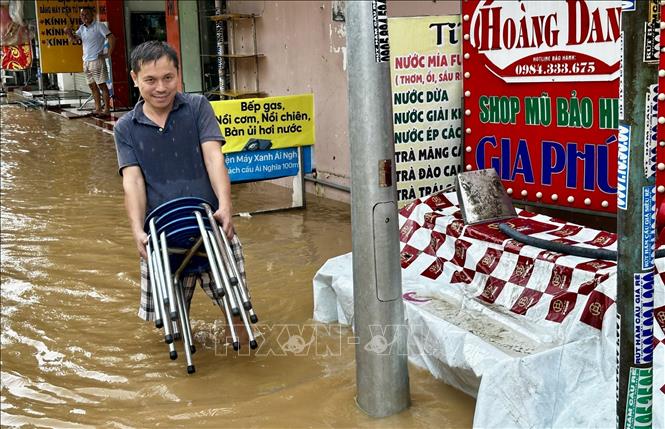 Người dân xã Đại Lộc tiếp tục di chuyển tài sản ra khỏi các khu vực ngập lũ đang dâng cao. Ảnh: Trần Lê Lâm - TTXVN