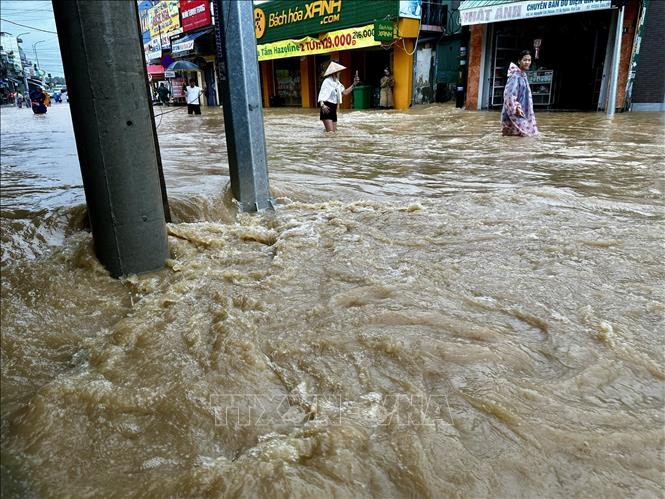 Chiều 27/10/2025, nước lũ tiếp tục đổ về vùng rốn lũ xã Đại Lộc gây ngập nhiều khu vực nhà dân. Ảnh: Trần Lê Lâm - TTXVN