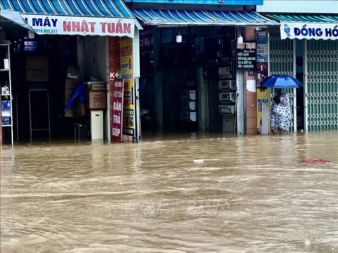 Chiều 27/10/2025, nước lũ tiếp tục đổ về tràn ngập nhiều khu vực nhà dân xã Đại Lộc. Ảnh: Trần Lê Lâm - TTXVN