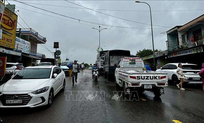 Nước lũ tiếp tục đổ về người dân xã Đại Lộc lại đưa ô tô lên tránh lũ ở các khu vực cao. Ảnh: Trần Lê Lâm – TTXVN 