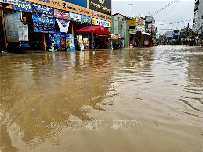Nước lũ tiếp tục đổ về gây ngập nhiều nhà dân tại xã Đại Lộc (Đà Nẵng). Ảnh: Trần Lê Lâm – TTXVN 