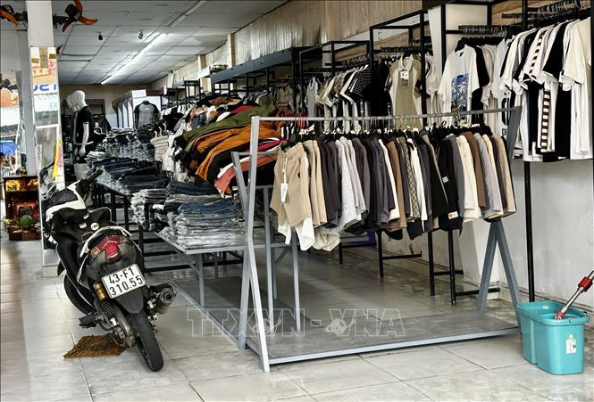 Người dân xã Đại Lộc thu dọn hàng hóa đưa lên các nơi cao ráo để tránh ngập. Ảnh: Trần Lê Lâm – TTXVN 