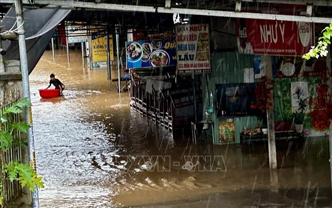 Nước lũ tiếp tục đổ về gây ngập nhiều nhà dân tại xã Đại Lộc (Đà Nẵng). Ảnh: Trần Lê Lâm – TTXVN 