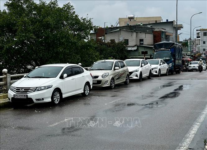 Người dân xã Đại Lộc đưa ô tô lên các khu vực cao để tránh lũ đang tiếp tục đổ về. Ảnh: Trần Lê Lâm – TTXVN 