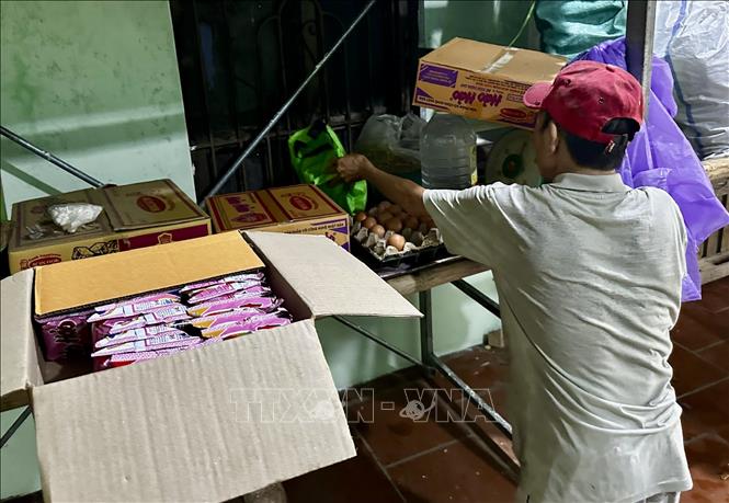 Người dân xã Đại Lộc chuẩn bị lương thực phòng khi bị nước lũ cô lập nhiều ngày. Ảnh: Trần Lê Lâm – TTXVN 