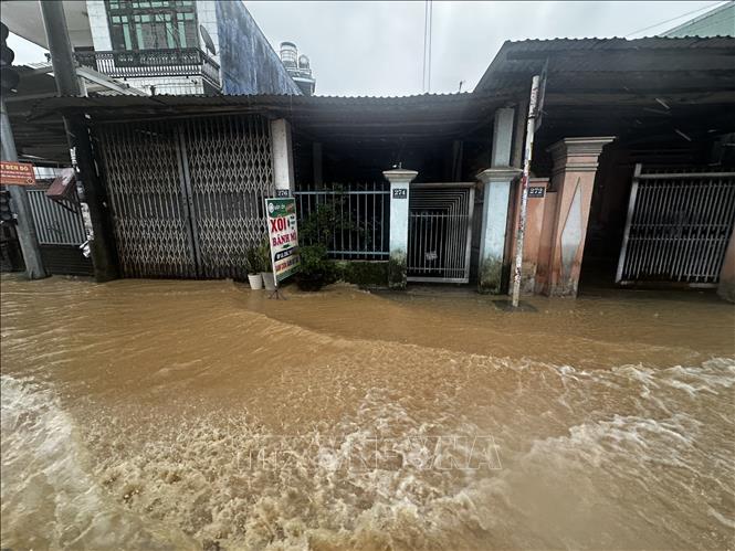 Nước lũ tiếp đổ về tràn vào các khu dân cư tại xã Đại Lộc. Ảnh: Trần Lê Lâm - TTXVN