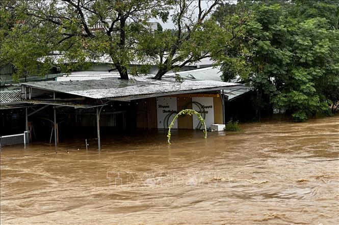 Nước lũ tiếp tục đổ về gây ngập nhiều nhà dân tại xã Đại Lộc (Đà Nẵng). Ảnh: Trần Lê Lâm – TTXVN 