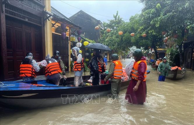 Lực lượng bộ đội thành phố Đà Nẵng giúp người dân ngập lụt phường Hội An di chuyển đến nơi an toàn. Ảnh: Trần Tĩnh - TTXVN