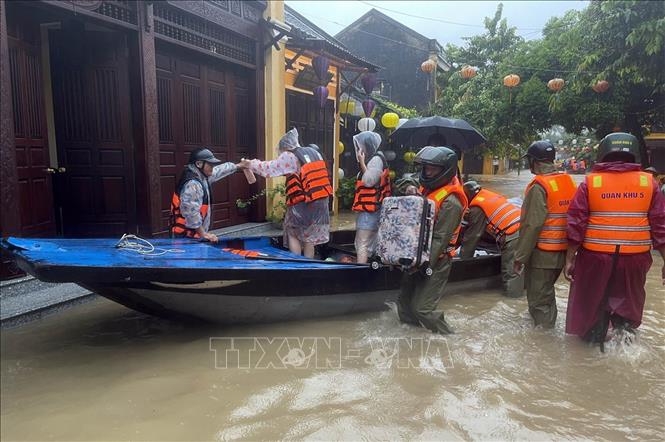 Lực lượng bộ đội thành phố Đà Nẵng giúp người dân ngập lụt phường Hội An di chuyển đến nơi an toàn. Ảnh: Trần Tĩnh - TTXVN