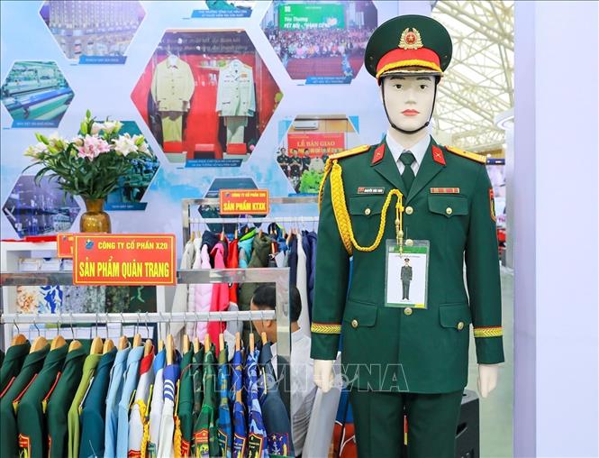 Sản phẩm quân trang của Công ty cổ phần X20 giới thiệu tại Hội chợ. Ảnh: Khánh Hoà - TTXVN